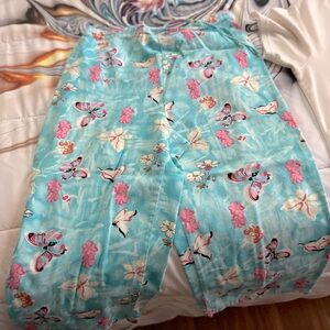 Women’s capris set white top with blue and flowered capris size large 14-16